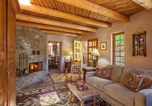 Delightful Home With Courtyard, Hot Tub & Fireplaces Home