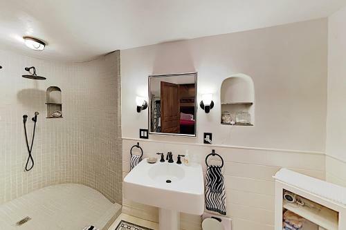 Delightful Home With Courtyard, Hot Tub & Fireplaces Home