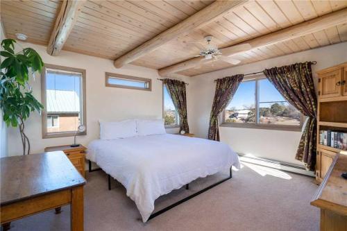 South Side Sanctuary, 3 Bedrooms, Pets, Fire Pit, Sleeps 6