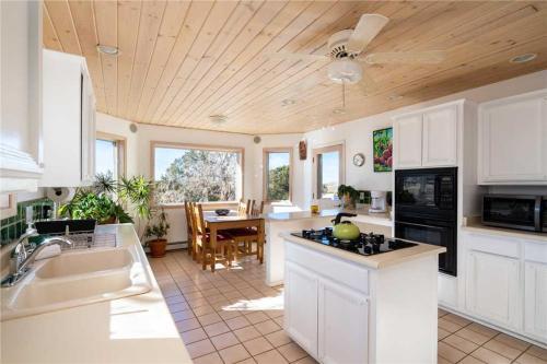 South Side Sanctuary, 3 Bedrooms, Pets, Fire Pit, Sleeps 6
