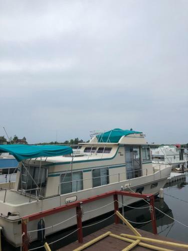 Hotel Hills Motel & Marina
