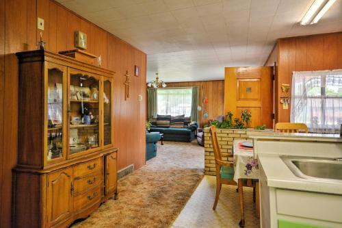 Bright Springer House With Patio And Orchard Views!