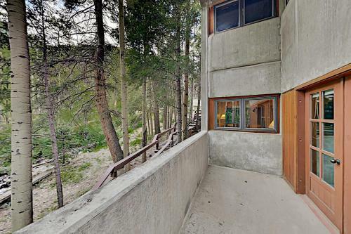 Apartamento Chic Forest-view Condo With Balcony - Near Slopes! Condo