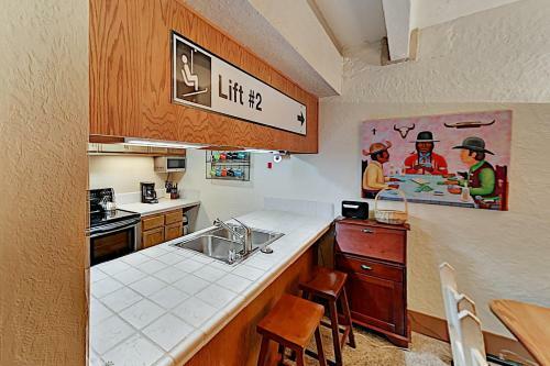 Apartamento Chic Forest-view Condo With Balcony - Near Slopes! Condo