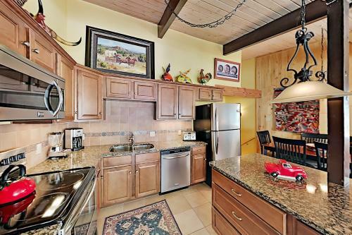 Apartamento Updated Mountainside Condo With Hot Tub Condo