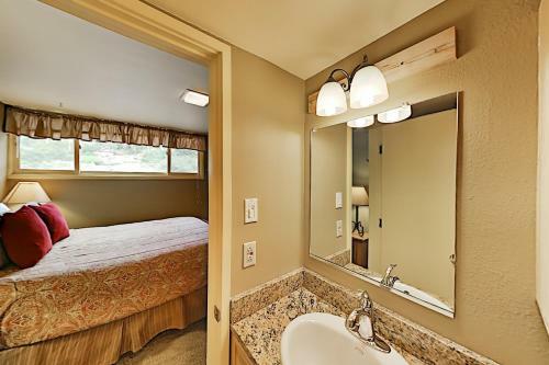 Apartamento Updated Mountainside Condo With Hot Tub Condo