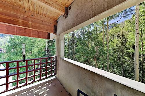 Apartamento Mountain Retreat With Serene Balcony Condo