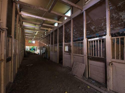 Tentrr - Abandoned Zoo Fido's Vineyard