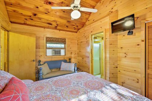 Bolton Landing Cottage With Deck - Walk To The Beach!