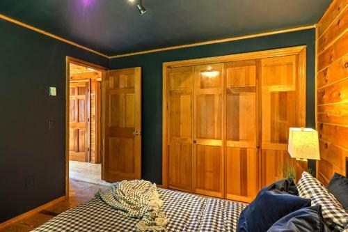Catskill Chalet Cabin About 3 Mi From Belleayre Resort!
