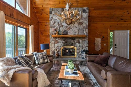 Catskill Chalet Cabin About 3 Mi From Belleayre Resort!