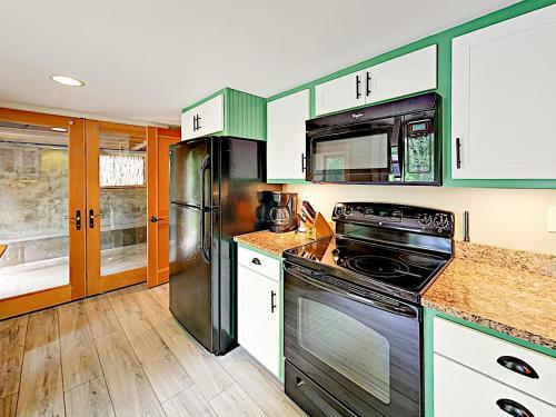 Beautifully Refitted Classic Cabin With Pond Cabin