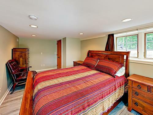 Beautifully Refitted Classic Cabin With Pond Cabin