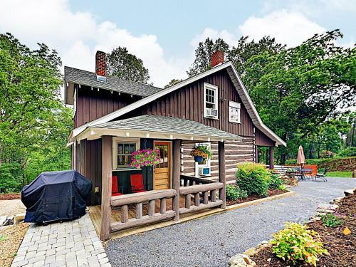 Beautifully Refitted Classic Cabin With Pond Cabin