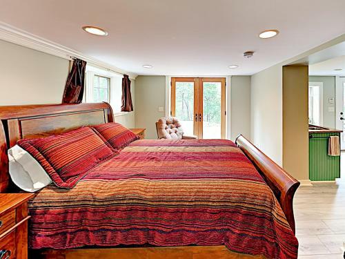 Beautifully Refitted Classic Cabin With Pond Cabin