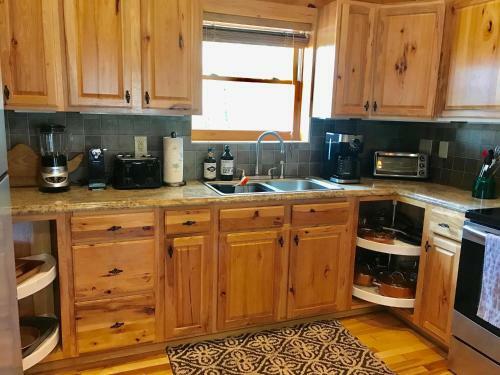 2 Br Cabin With Hot Tub, Deck, Fire Pl