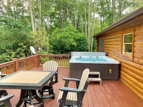 2 Br Cabin With Hot Tub, Deck, Fire Pl