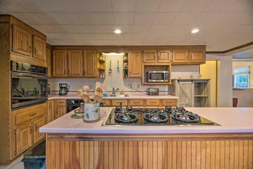 Charming Retreat With Water View, Walk To Downtown