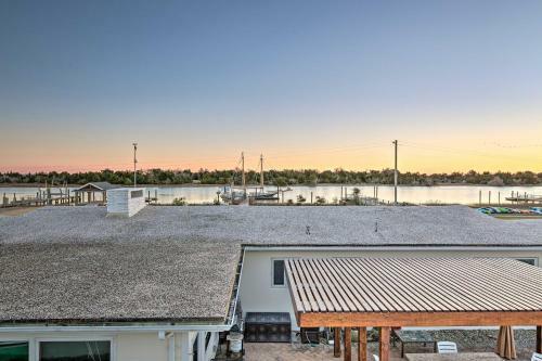Charming Retreat With Water View, Walk To Downtown