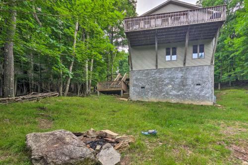 Warm Wooded Cabin With 2-story Deck And Mtn Views!