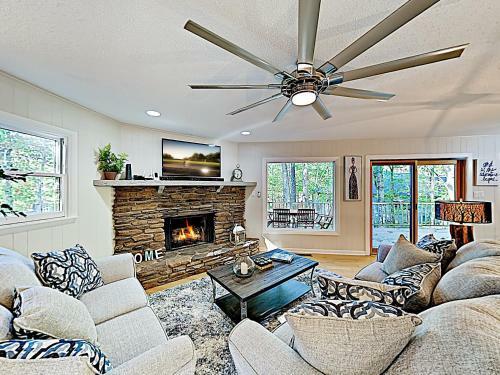 New Listing! The Chocolate Cottage With Kayaks Home