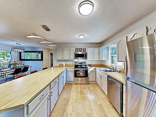 New Listing! The Chocolate Cottage With Kayaks Home