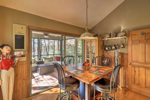 Deluxe Lakefront Mtn Escape With Club Amenities