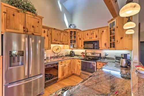 Deluxe Lakefront Mtn Escape With Club Amenities