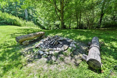 Fox Creek Hillside Cabin With Hot Tub And Fire Pit!