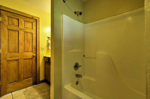 Fox Creek Hillside Cabin With Hot Tub And Fire Pit!