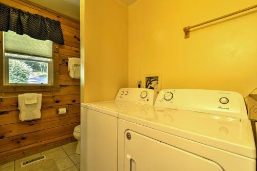 Fox Creek Hillside Cabin With Hot Tub And Fire Pit!