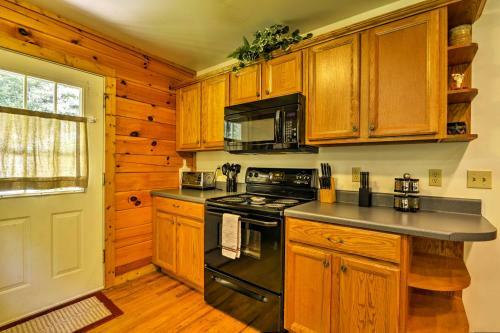 Fox Creek Hillside Cabin With Hot Tub And Fire Pit!