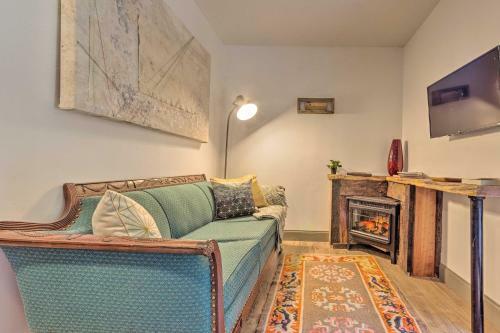 Apartamento Renovated Riverfront Retreat With Deck And Views