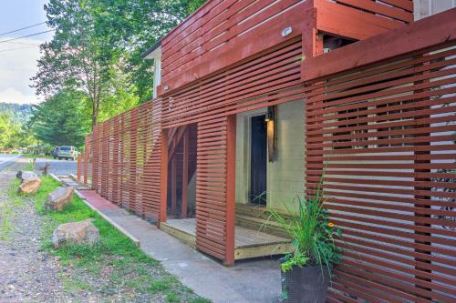 Apartamento Renovated Riverfront Retreat With Deck And Views