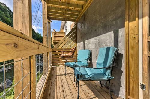 Apartamento Renovated Riverfront Retreat With Deck And Views