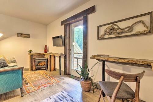 Apartamento Renovated Riverfront Retreat With Deck And Views