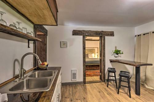 Apartamento Renovated Riverfront Retreat With Deck And Views