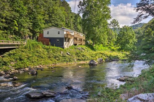 Apartamento Renovated Riverfront Retreat With Deck And Views