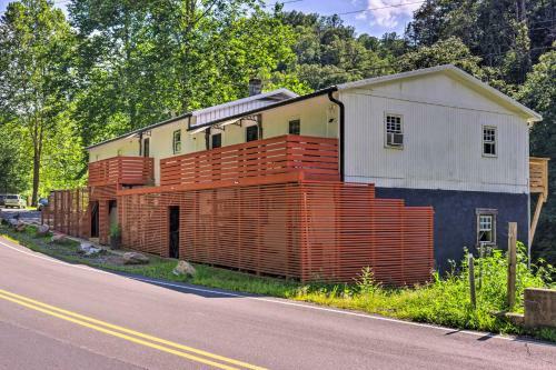Apartamento Renovated Riverfront Retreat With Deck And Views