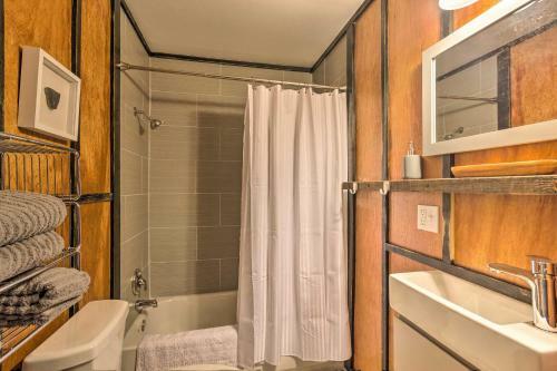 Apartamento Renovated Riverfront Retreat With Deck And Views