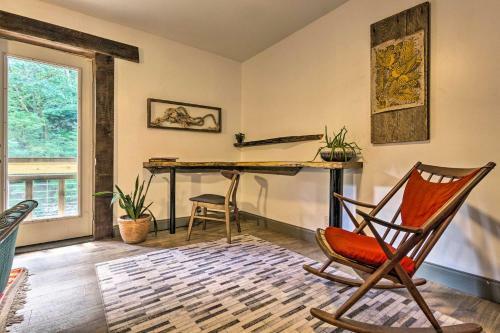 Apartamento Renovated Riverfront Retreat With Deck And Views