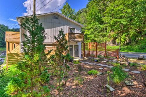 Apartamento Renovated Riverfront Retreat With Deck And Views