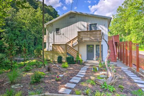 Apartamento Renovated Riverfront Retreat With Deck And Views