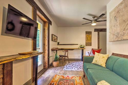 Apartamento Renovated Riverfront Retreat With Deck And Views