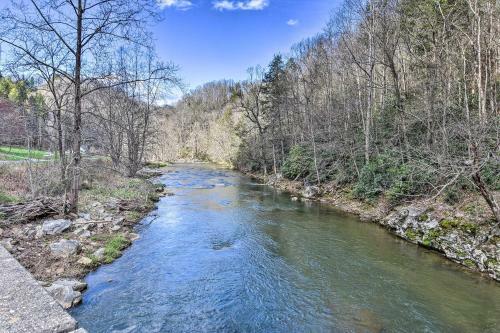 Apartamento Renovated Riverfront Retreat With Deck And Views