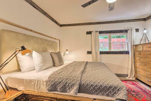 Apartamento Renovated Riverfront Retreat With Deck And Views