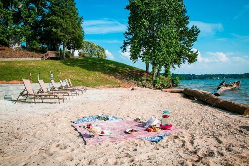 Lakefront Property Two Bedroom #31 At Long Cove Resort