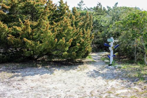 Colorful Emerald Isle Home, Walk To The Beach