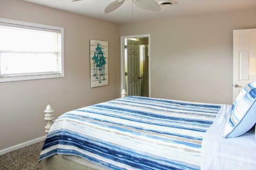 Colorful Emerald Isle Home, Walk To The Beach