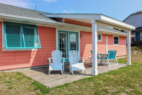 Colorful Emerald Isle Home, Walk To The Beach